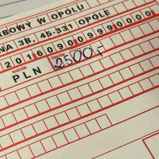 BMW zatrzymane przez kluczborską drogówkę po pomiarze 121 km/h. Źródło: opolska.policja.gov.pl