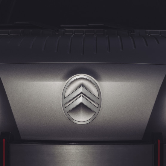Citroën 2 CV Fourgonnette Concept podczas oficjalnej sesji prasowej. Źródło zdjęcia: media.stellantis.com.