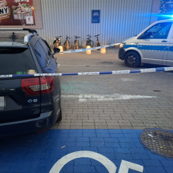 Citroen i policyjny radiowóz na parkingu, gdzie służby udzieliły pomocy kierowcy, fot. praga-polnoc.policja.gov.pl