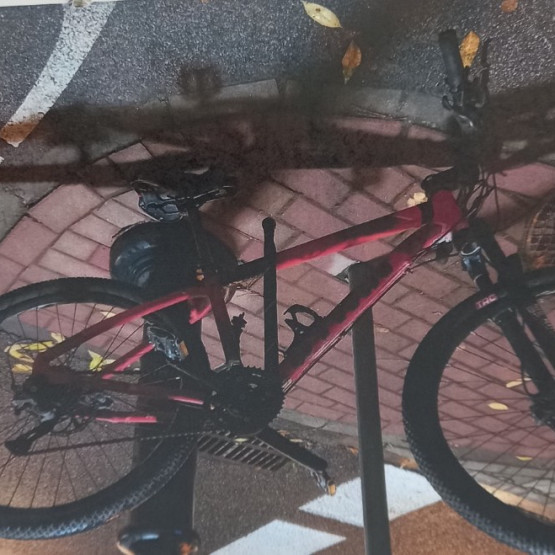 Czerwony rower B'Twin, którego właściciela poszukuje policja w Pruszkowie. Fot. pruszkow.policja.gov.pl