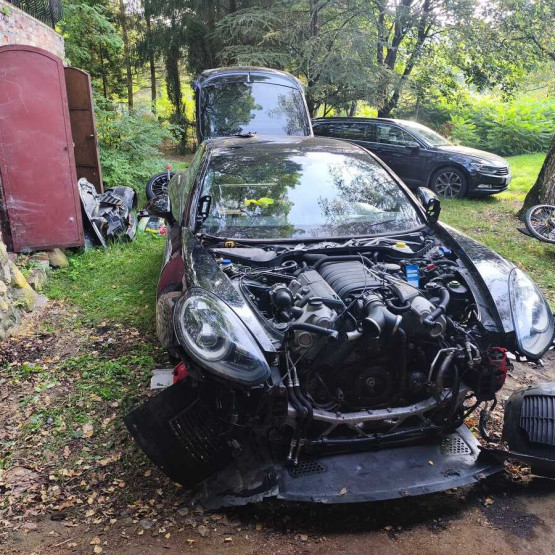 Skradzione Porsche Panamera znalezione w Wielkopolsce. Auto było już rozbierane
