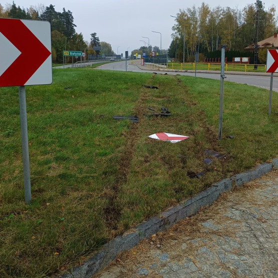 Droga ze śladami opon po zdarzeniu z udziałem Volkswagena, źródło: bialystok.policja.gov.pl