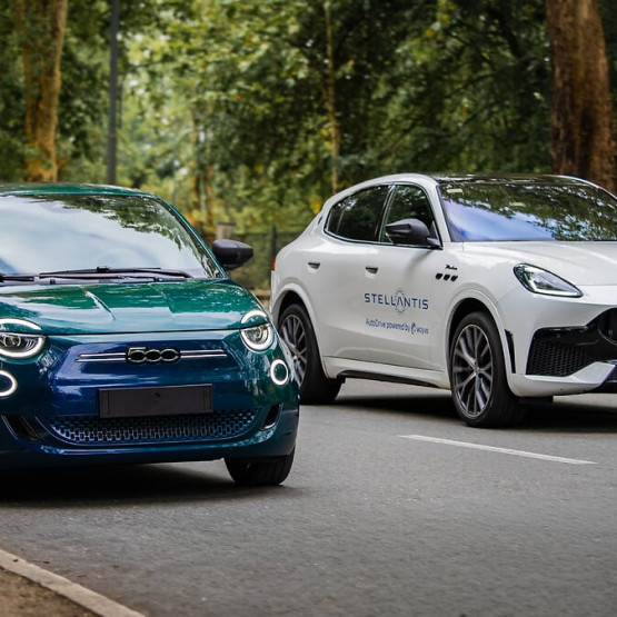 Stellantis i Wayve pokażą jazdę bez użycia rąk. Fiat 500e i Maserati Grecale w roli prototypów