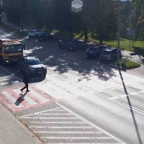 Klatka z nagrania monitoringu pokazująca lawetę i samochód przy przejściu dla pieszych w Ełku, źródło: warminsko-mazurska.policja.gov.pl