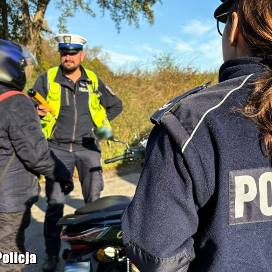 Kontrola motocyklisty prowadzona przez policjantów drogówki, fot. lubuska.policja.gov.pl