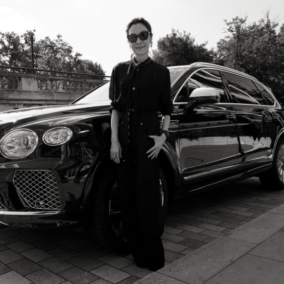 Michelle Yeoh obok samochodu Bentley podczas oficjalnej sesji marki. Źródło: bentleymedia.com