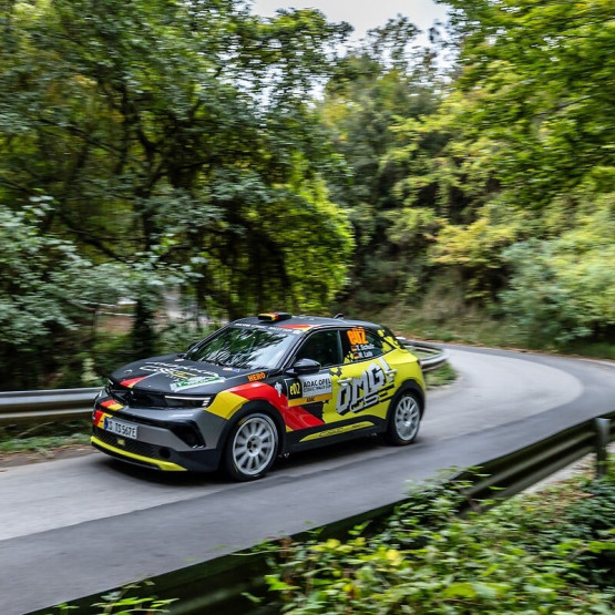 Opel Mokka GSE Rally na trasie Rajdu San Remo. Fot. media.stellantis.com / Opel