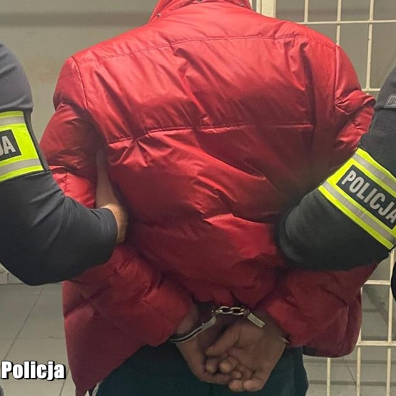 Policjanci prowadzą zatrzymanego mężczyznę; zdjęcie: lubuska.policja.gov.pl