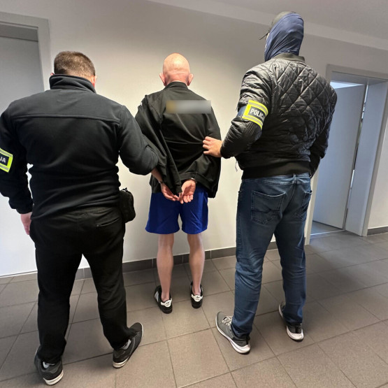 Policjanci prowadzą zatrzymanego mężczyznę; zdjęcie Policja Łódzka