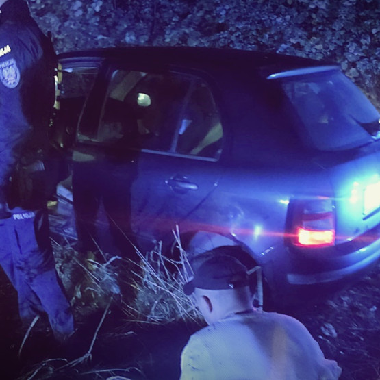 Policjanci przy samochodzie zatrzymanym po pościgu na Dolnym Śląsku, źródło: walbrzych.policja.gov.pl