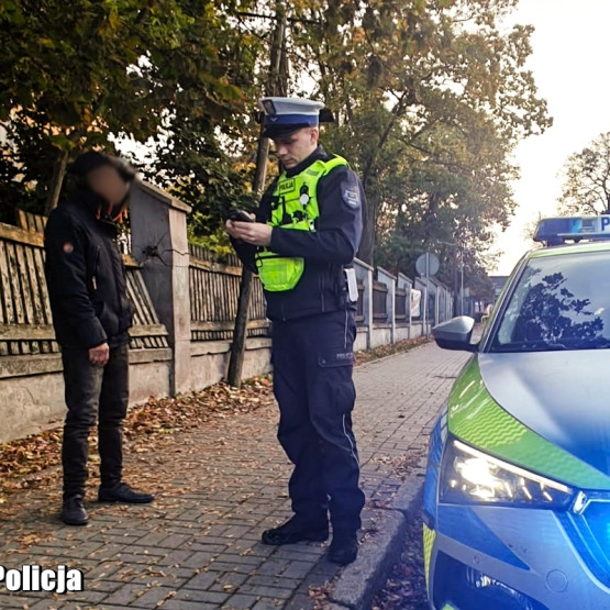 Policjanci ruchu drogowego podczas kontroli na lubuskiej drodze, fot. lubuska.policja.gov.pl