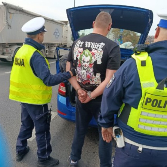 Policjanci warszawskiej drogówki zatrzymują kierowcę przy kontrolowanej Skodzie, źródło: ksp.policja.gov.pl