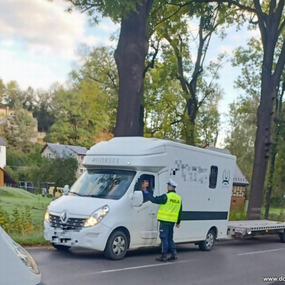 Policjant kontroluje kierowcę na drodze. Źródło: dolnoslaska.policja.gov.pl