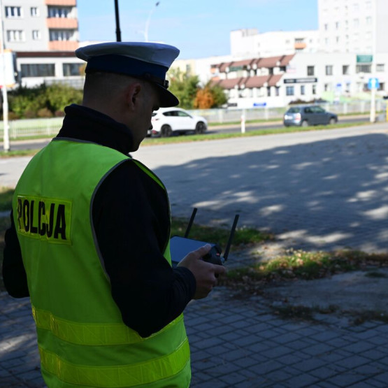 Policjant obsługuje drona podczas kontroli ruchu w Stalowej Woli; zdjęcie podkarpacka.policja.gov.pl