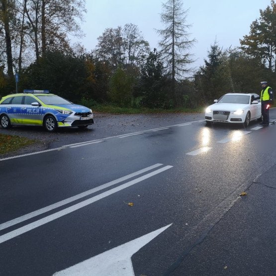Policjant ruchu drogowego podczas kontroli kierującego w powiecie węgorzewskim, źródło: wegorzewo.policja.gov.pl