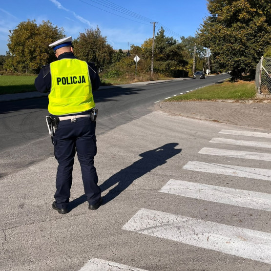 Policjant ruchu drogowego prowadzi pomiar prędkości. Źródło: kujawsko-pomorska.policja.gov.pl