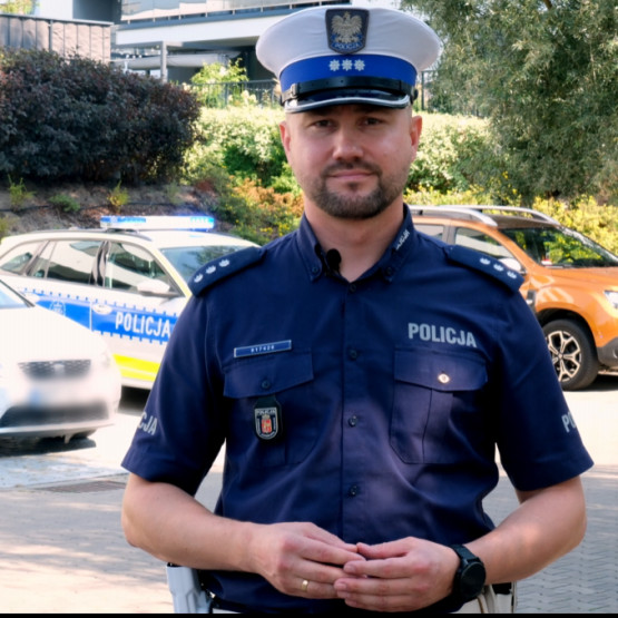 Policjant ruchu drogowego wyjaśniający zasady usługi mStłuczka, źródło: ksp.policja.gov.pl