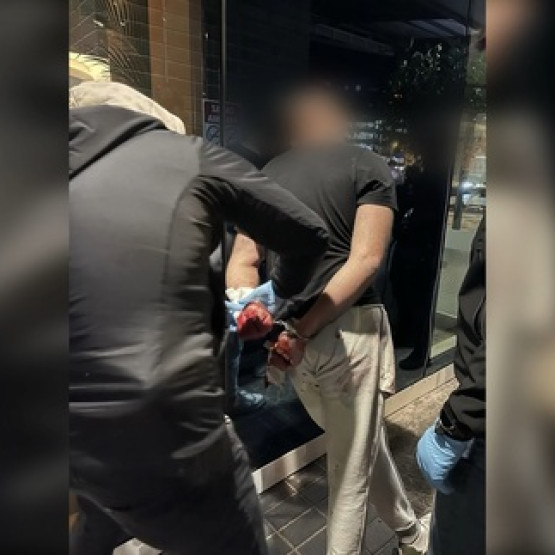 Policjant w cywilu zatrzymuje mężczyznę we Wrocławiu, fot. policja.pl
