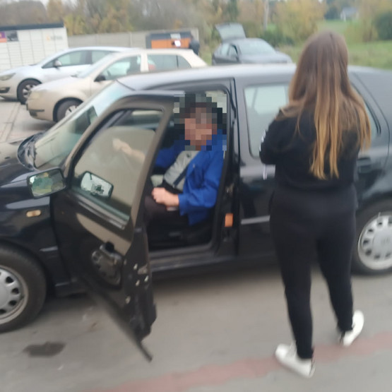 Policjantka przy Volkswagenie, którego kierowca miał ponad 3 promile alkoholu. Źródło: mazowiecka.policja.gov.pl