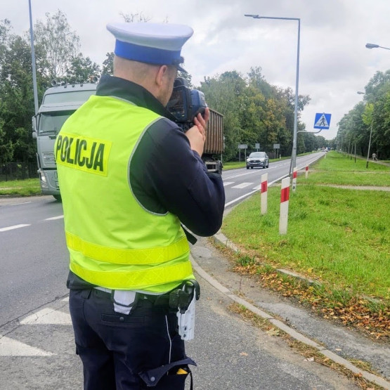 Range Rover jechał 130 km/h przy limicie 70. Kierowca stracił prawo jazdy