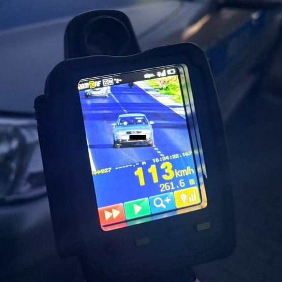 Policyjny miernik z wynikiem 113 km/h podczas pierwszej kontroli kierującej Audi. Źródło: rypin.policja.gov.pl