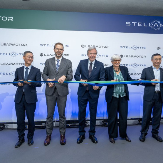 Przedstawiciele Stellantis, Leapmotor i władz regionu podczas inauguracji produkcji modelu B10 w Saragossie, fot. media.stellantis.com