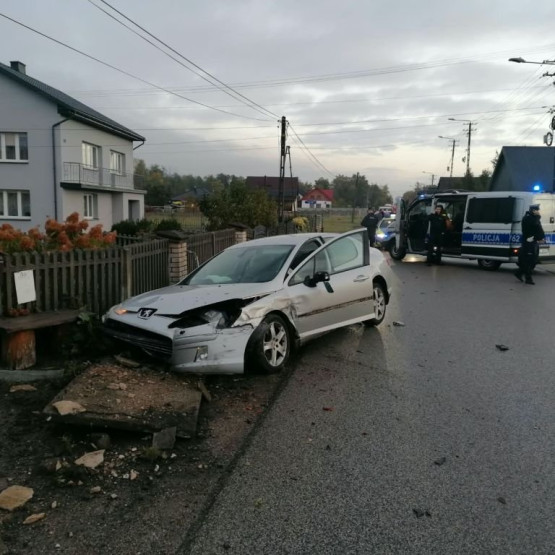 Rozbity Peugeot i radiowozy po policyjnym pościgu w województwie świętokrzyskim. Fot. swietokrzyska.policja.gov.pl