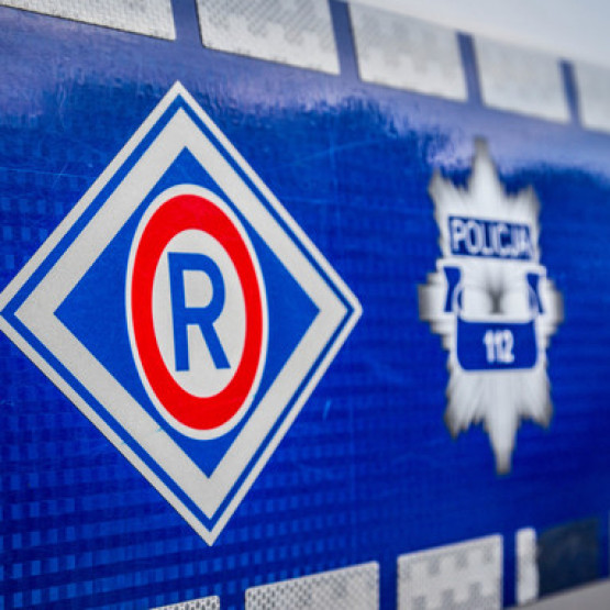Symbol Wydziału Ruchu Drogowego na policyjnym pojeździe. Fot. lodzka.policja.gov.pl