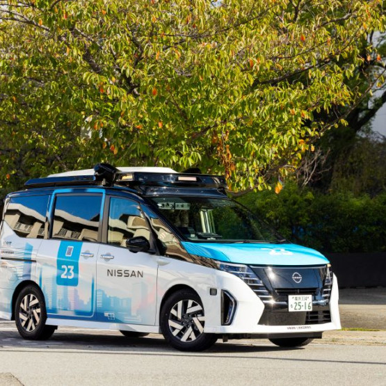 Testowy Nissan Serena z systemem jazdy autonomicznej podczas prób w Kobe — materiały prasowe Nissan, global.nissannews.com