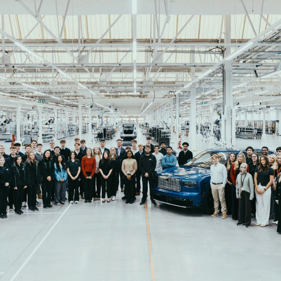 Uczestnicy programów rozwoju kariery Bentley na terenie siedziby firmy w Crewe. Źródło zdjęcia: bentleymedia.com.