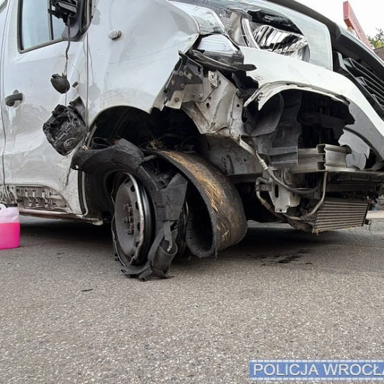 Uszkodzony biały bus po zakończonym pościgu we Wrocławiu. Fot. wroclaw.policja.gov.pl