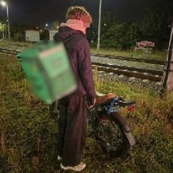 Zatrzymany mężczyzna z rowerem elektrycznym przy torach; zdjęcie lodz.policja.gov.pl