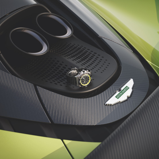 Zegarek Breitling Super Chronomat na pokrywie silnika Aston Martina Valhalla. Źródło: media.astonmartin.com